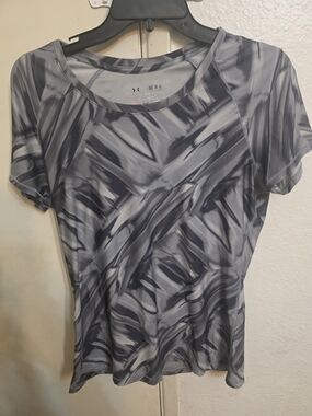 Under Armour Women's Gray Abstract Short-Sleeve Athletic Tee